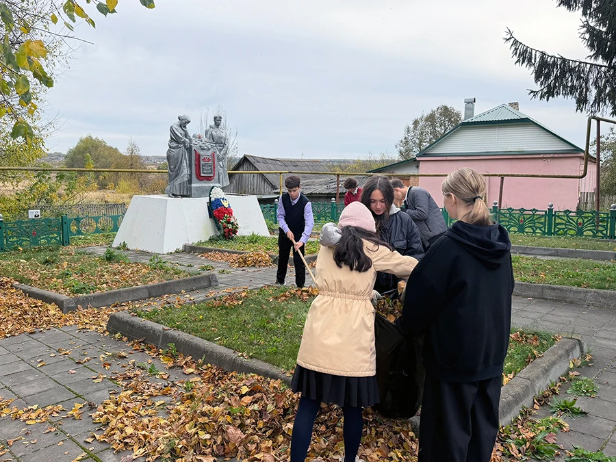📸 Жуковские школьники привели в порядок воинское захоронение в своей деревне​