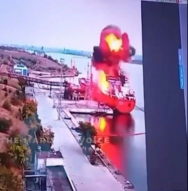 Момент прилета "Герани-4" по танкеру в порту Южный Одесской области, снятый с камеры на...
