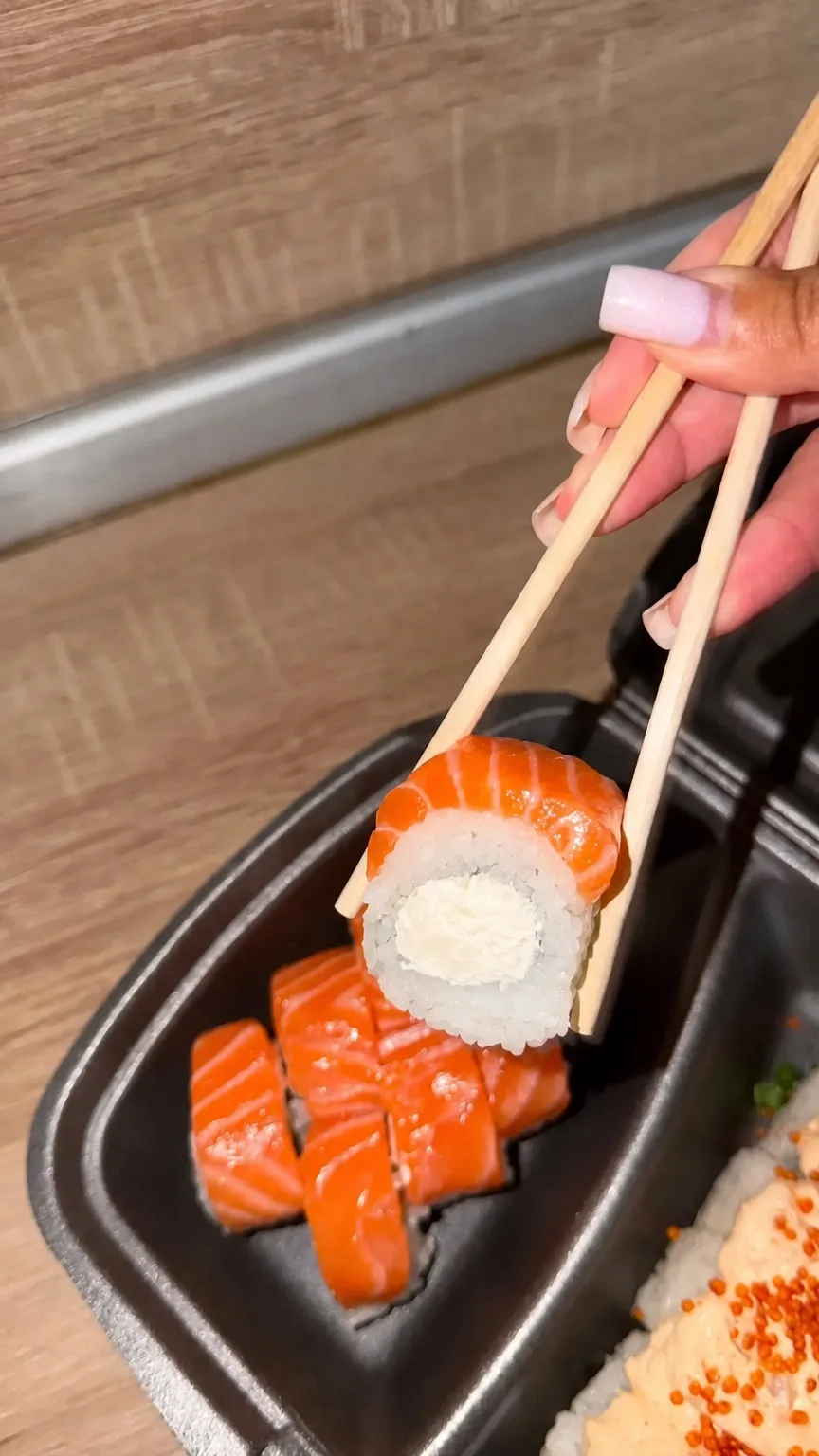 Крутим вкусную Филадельфию, чтобы она приехала к вам с заказом 😌🍣