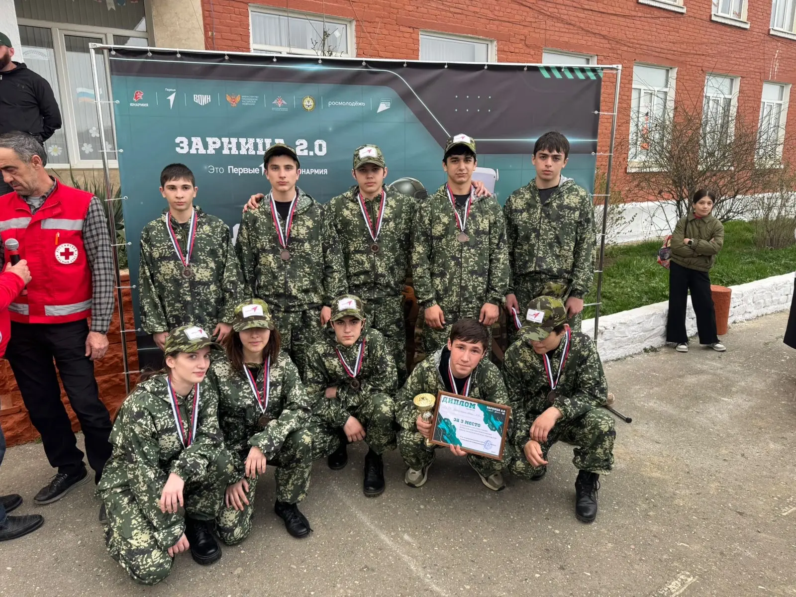 🔹Команда школы «Пять сторон света» приняла участие в муниципальном этапе военно-спорти...