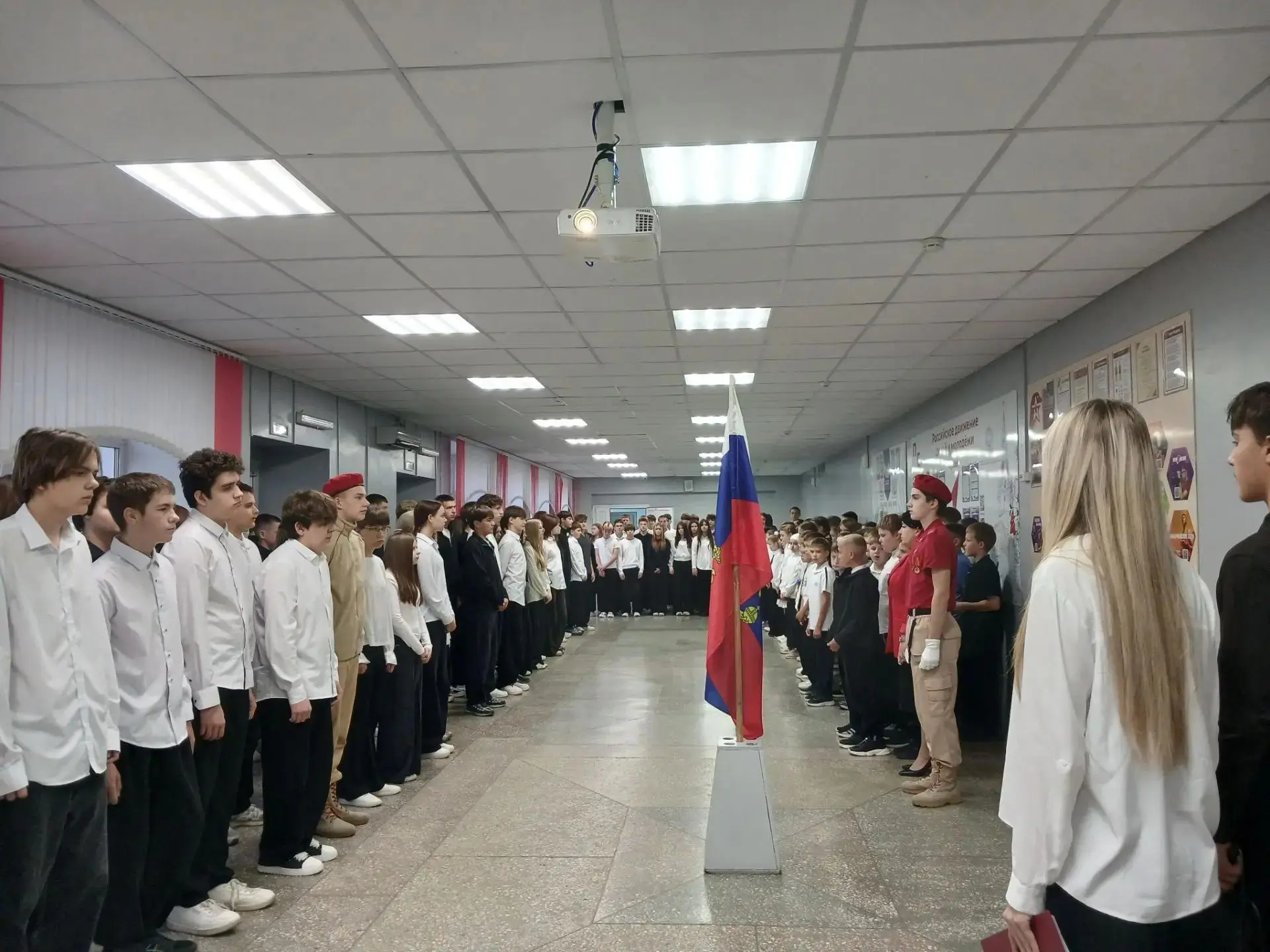 📚Начали новую учебную неделю с традиционной линейки выноса флага и исполнения Гимна Ро...
