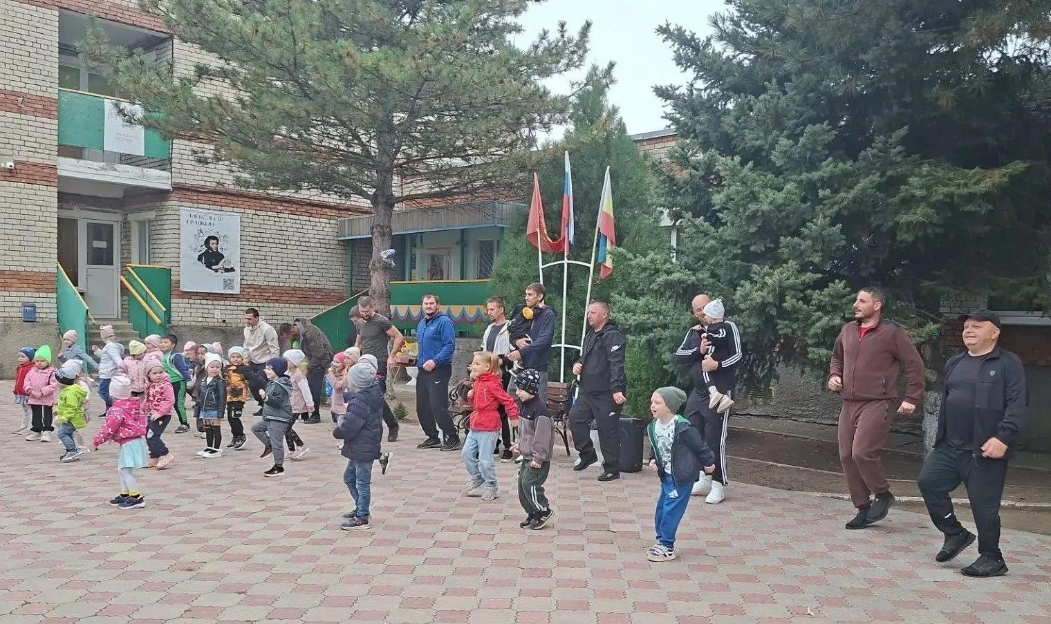 Зарядка с папой в детском саду «Золушка»!