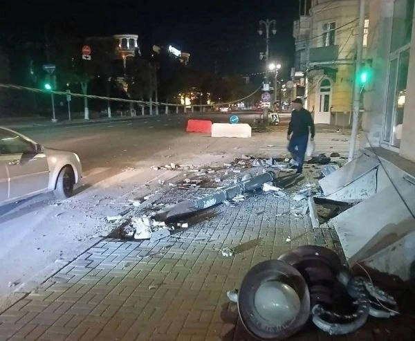 В Курске автобус снес столб со светофором
