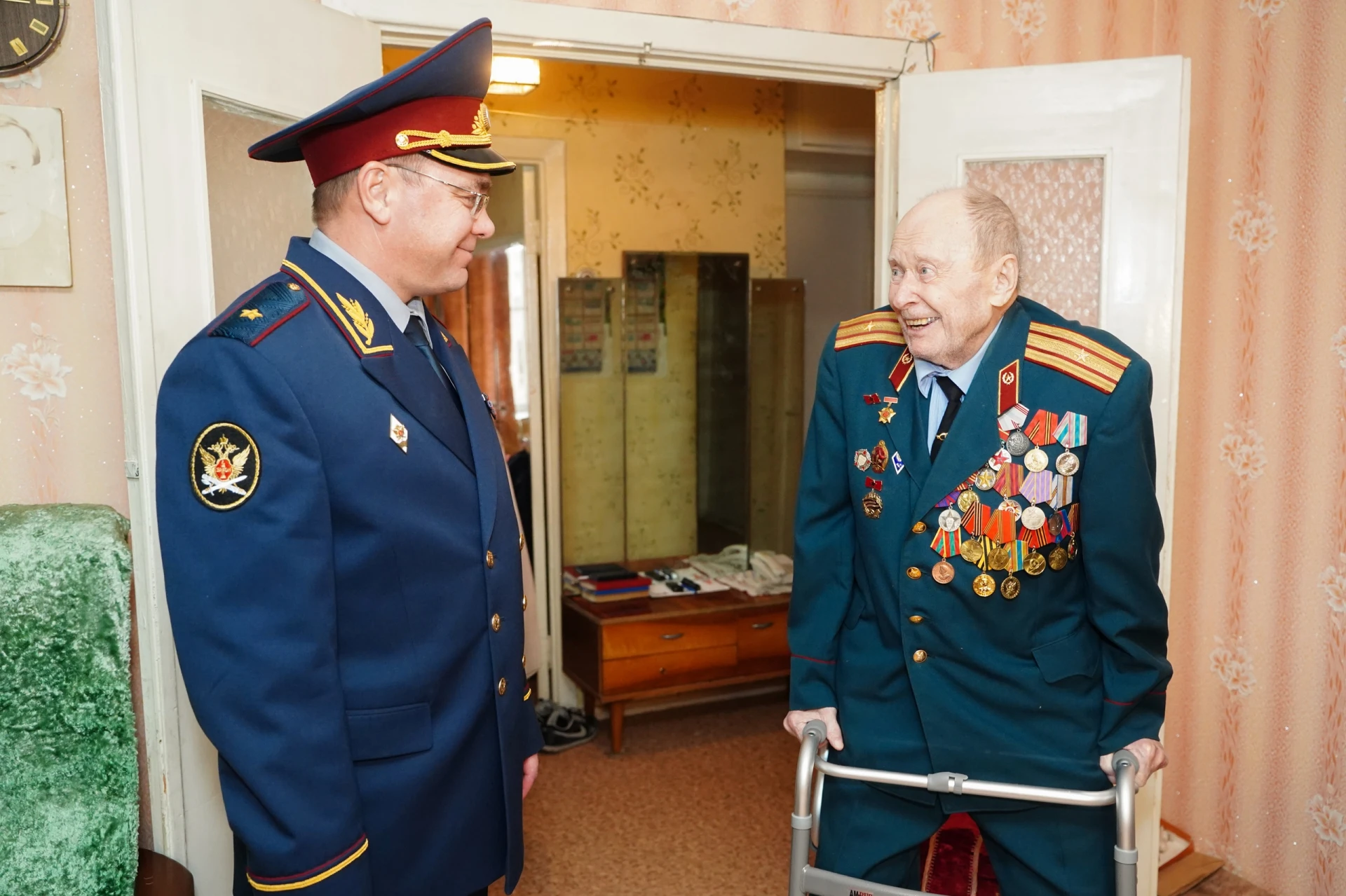 В Кирове ветерана УИС Михаила Михайлова поздравили с 95-летием