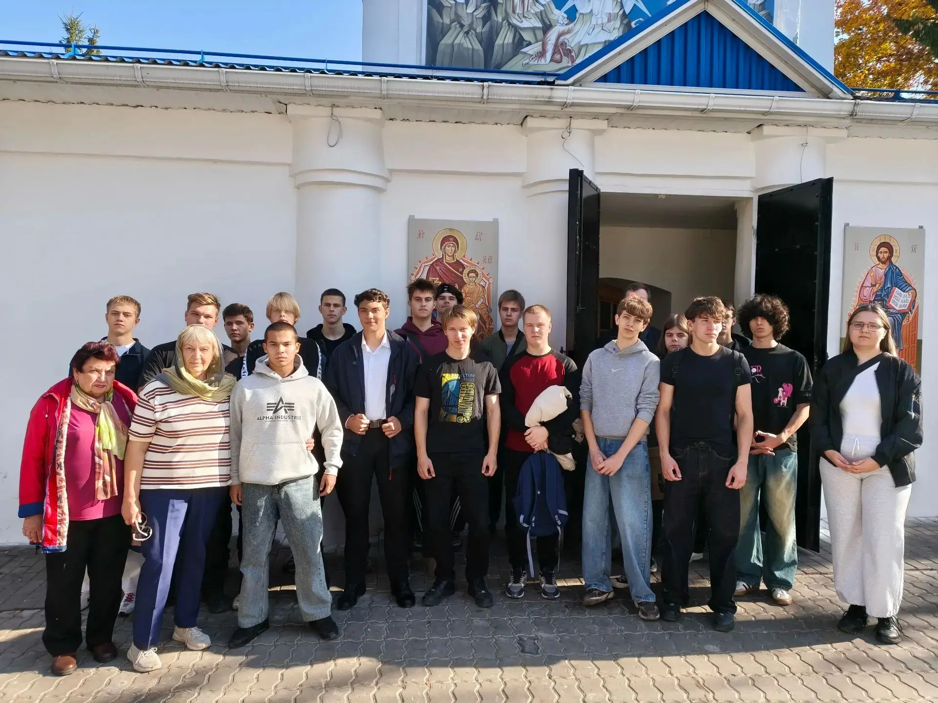 Добрые дела в преддверии праздника: студенты ЛКИС помогли в уборке храма🕊️
