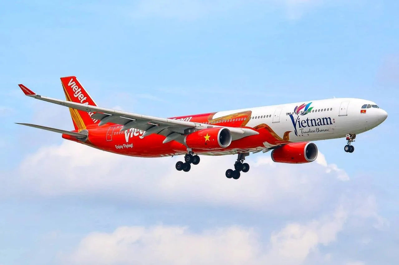 300 россиян застряли в Казани по пути из Вьетнама в Москву. Рейс VietJet Air перенаправ...