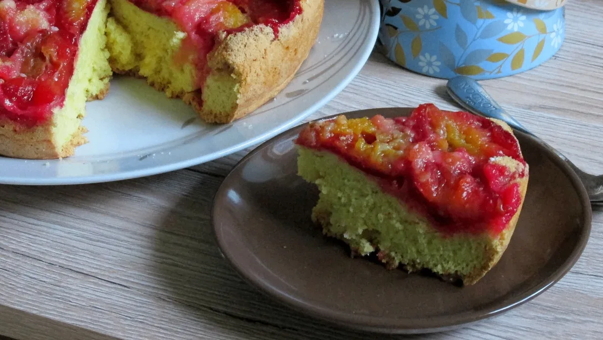 🥧 Пирог со сливами в духовке — воздушная выпечка на взбитых белках со свежими сливами.