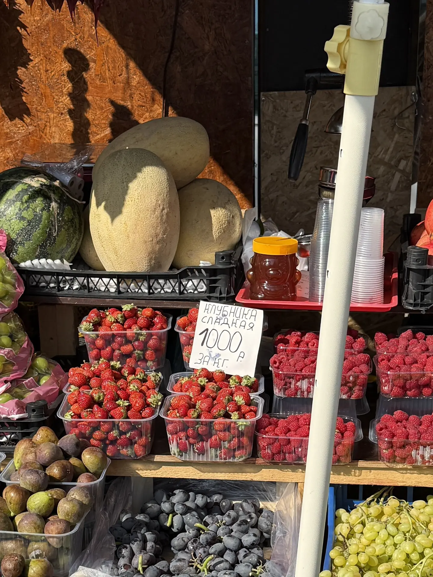 Клубника уже по тысяче! 🍓