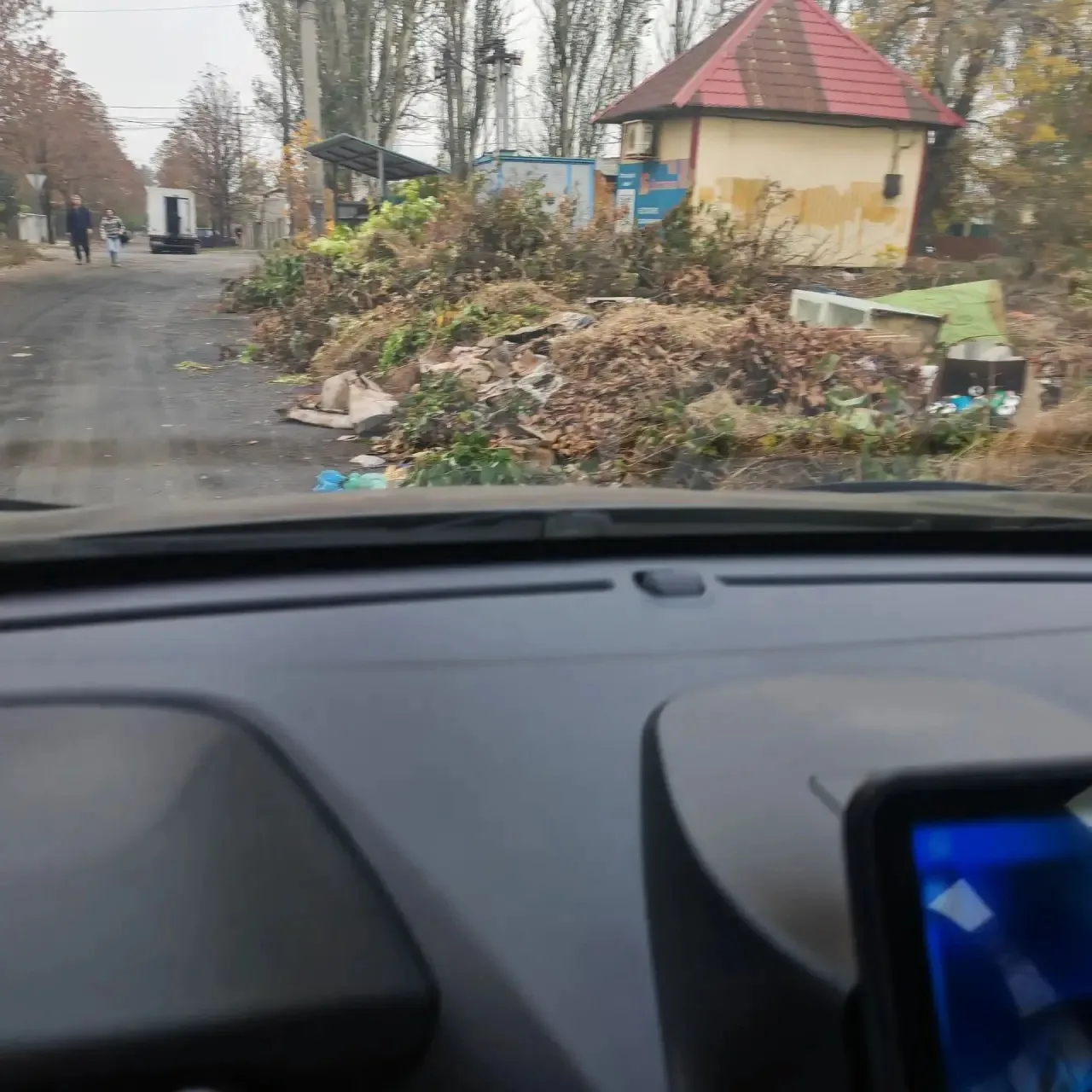 На ул. Макеевская, 21 два месяца не вывозится мусор