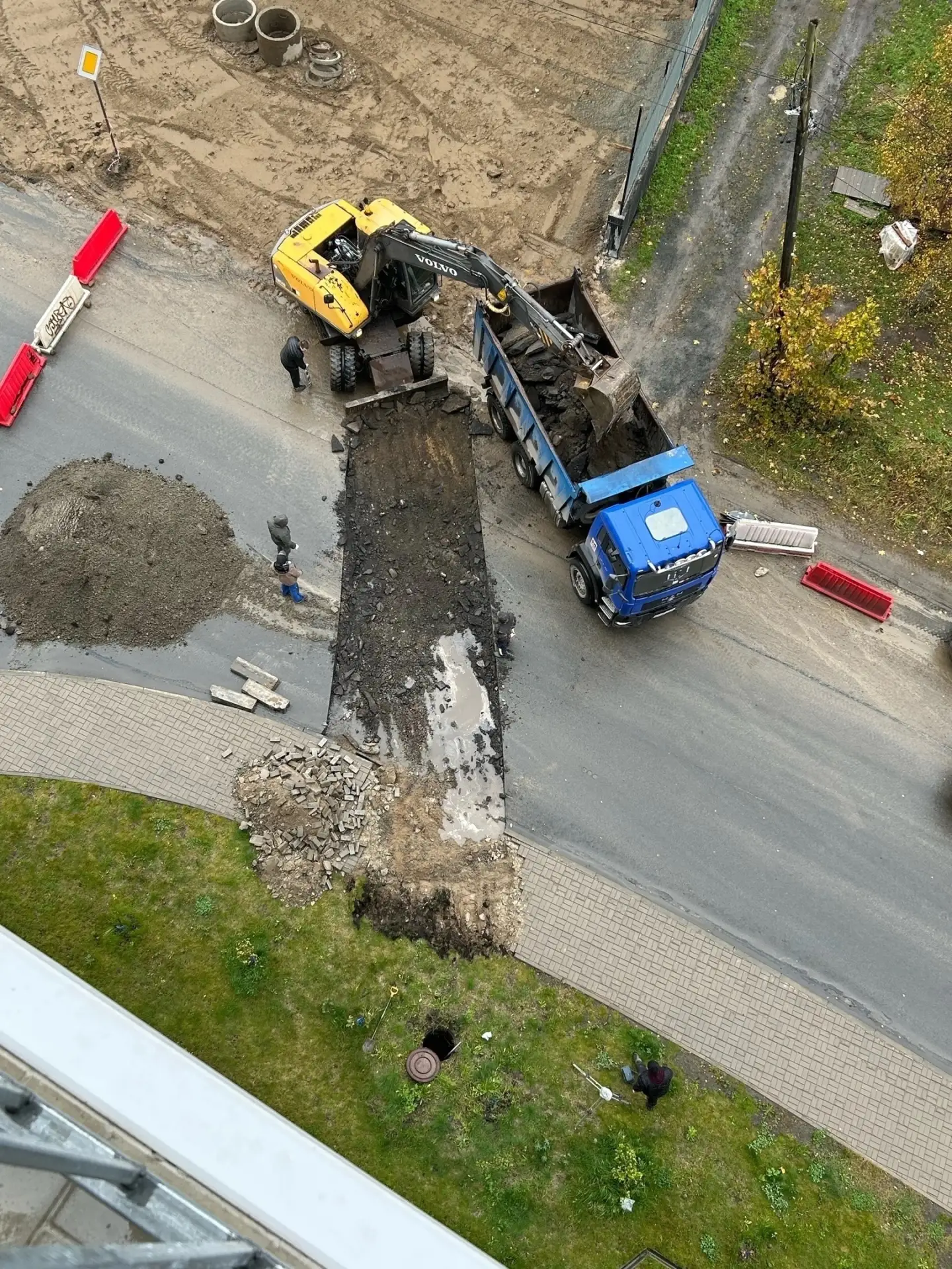На Суоярвской, 17 перекопали тротуарную плитку из-за подключения строящегося торгового ...