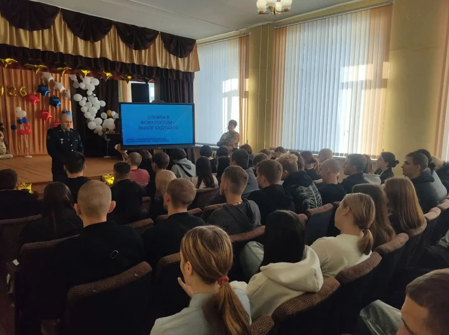 В актовом зале Унечского техникума отраслевых технологий и транспорта имени Героя Росси...