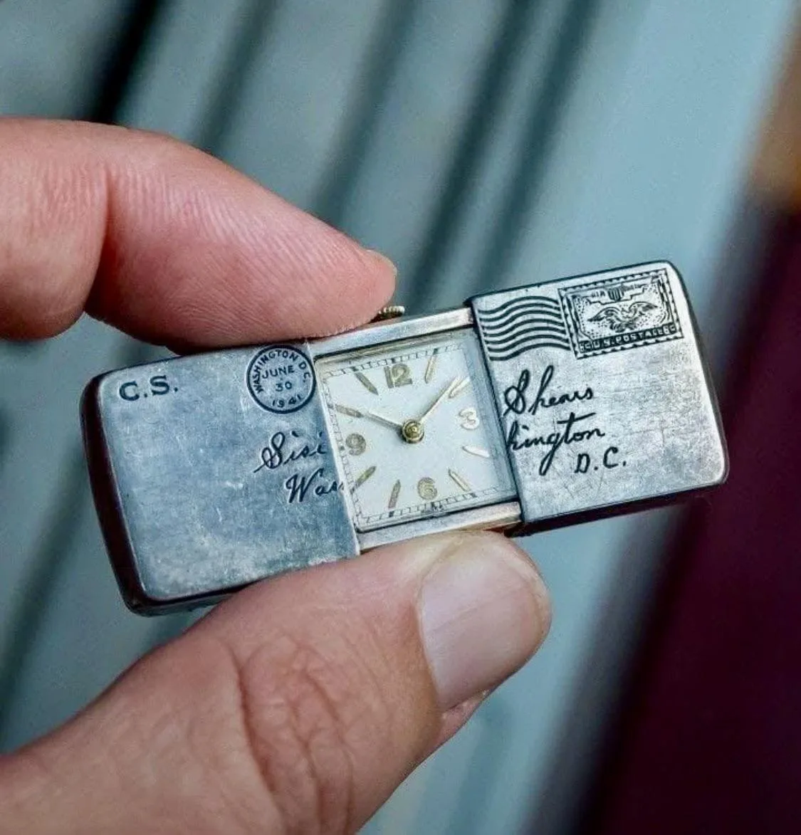 Серебряные карманные часы от Cartier в форме почтового конверта, созданные около 1941 г...