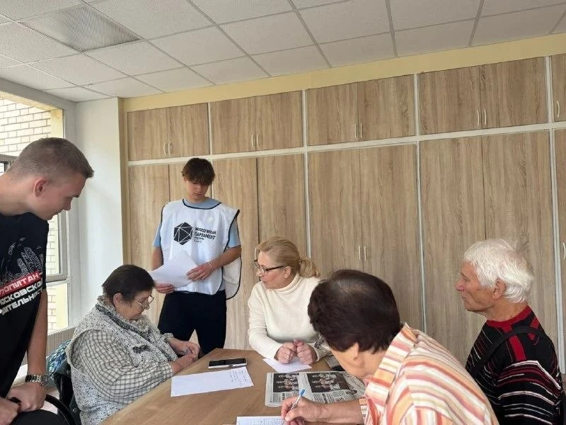 🤝 В районе Ховрино молодые активисты помогли старшему поколению освоить цифровые сервисы
