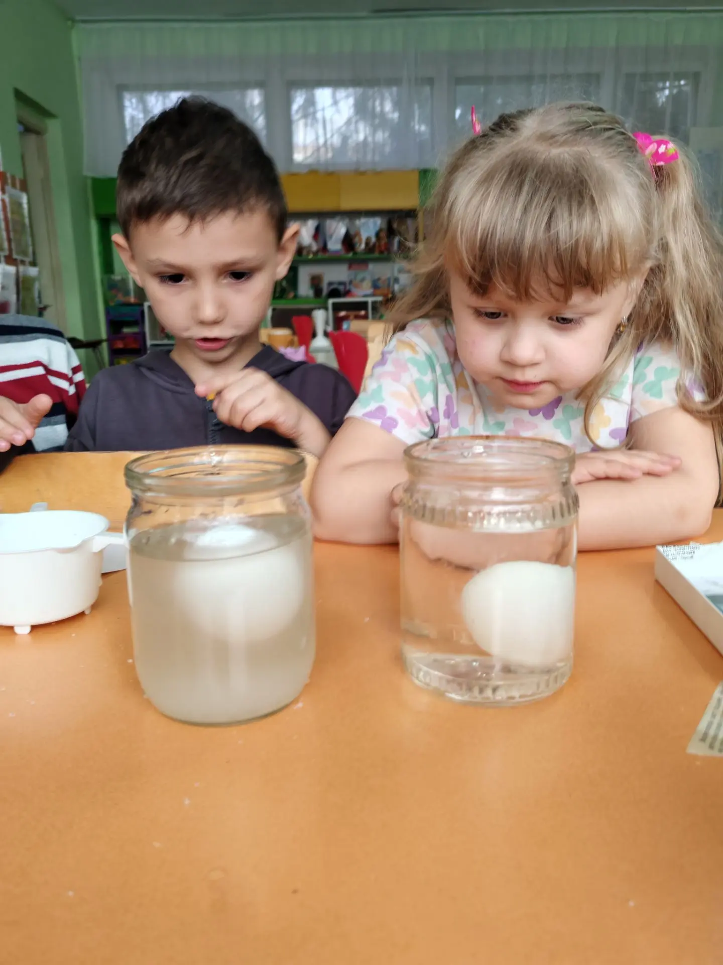 Группа 7. "В мир эксперимента: вода, бумага и загадка яйца" Сегодня мы с ребятами устро...