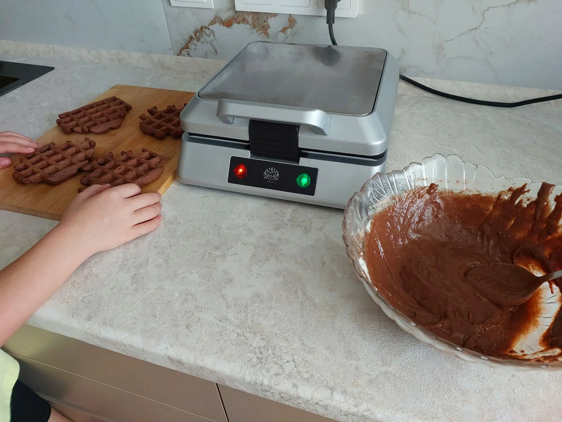 А нас Викуля балует😍Сегодня сама выпекала шоколадные вафли😋Они получились превосходны...