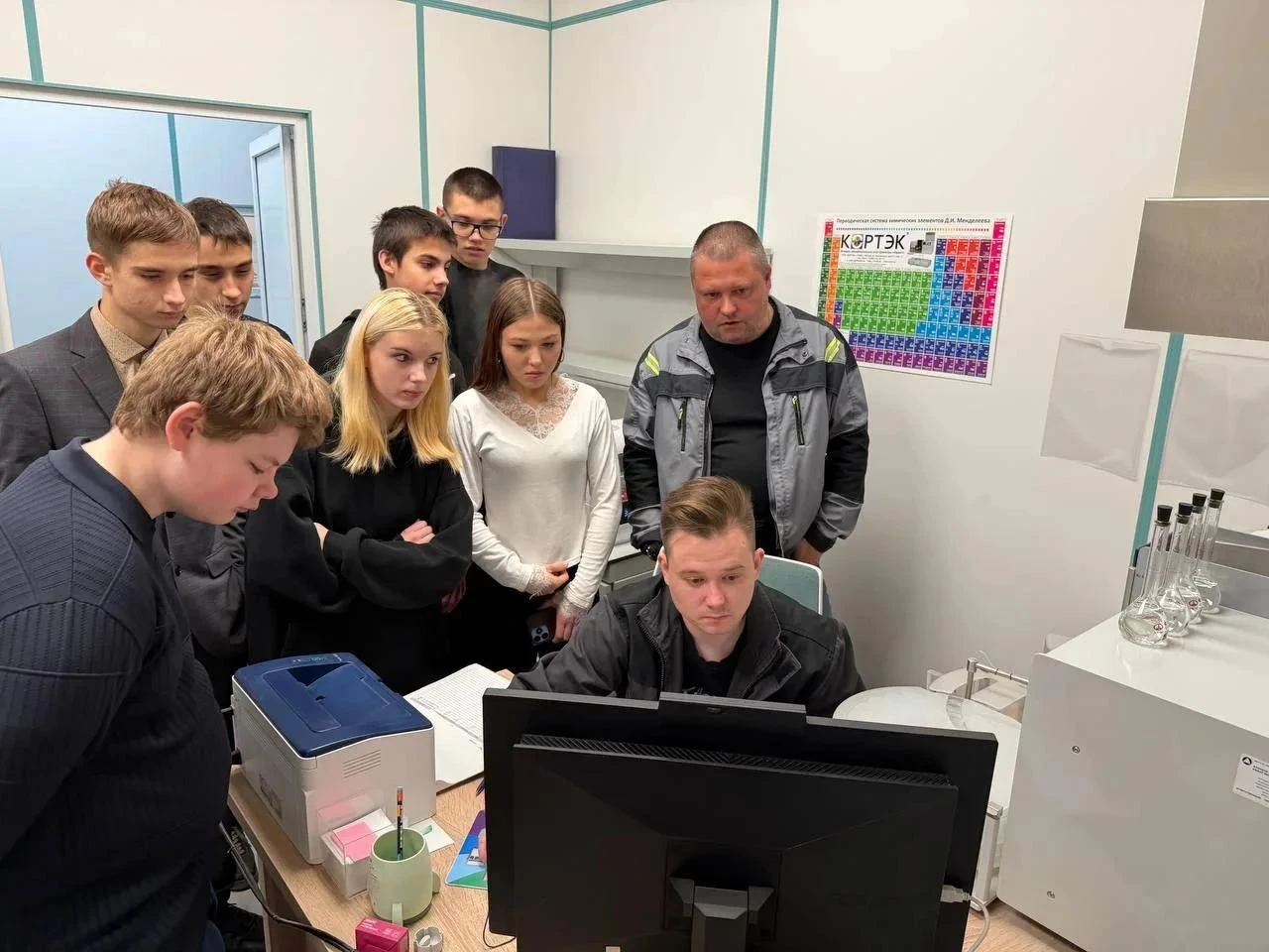 Магаданские школьники познакомились с высокотехнологичными лабораториями горнодобывающе...