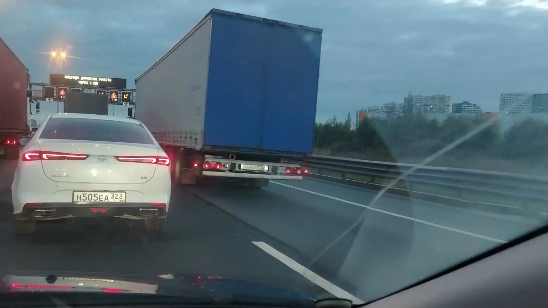 На КАД от Народной к Вантовому мосту 3 аварии с обочечниками, правый ряд занят. Будьте ...