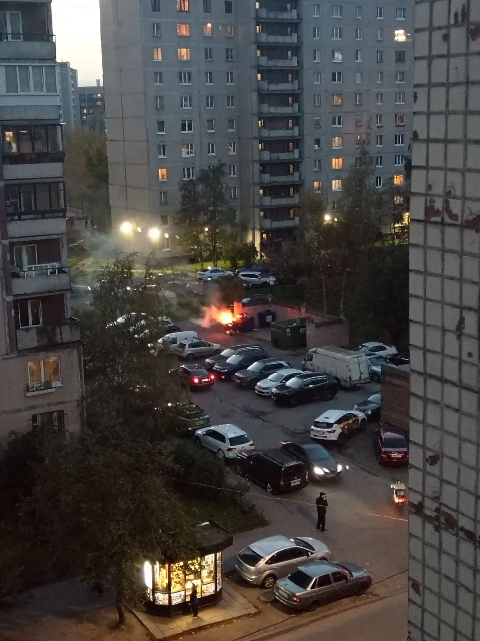 Вчера вечером в Земском переулке напротив местной администрации МО Коломяги горела конт...