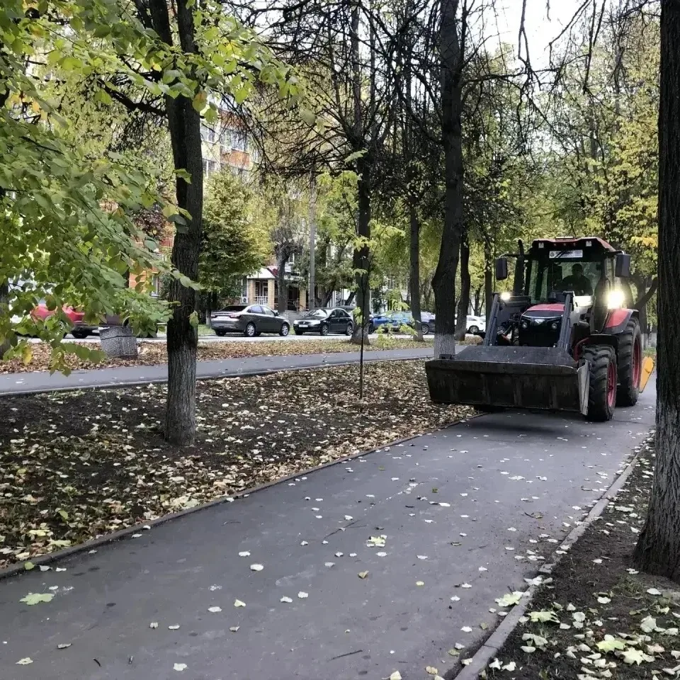 Осенняя уборка в Йошкар-Оле: ежедневные заботы и общегородские субботники