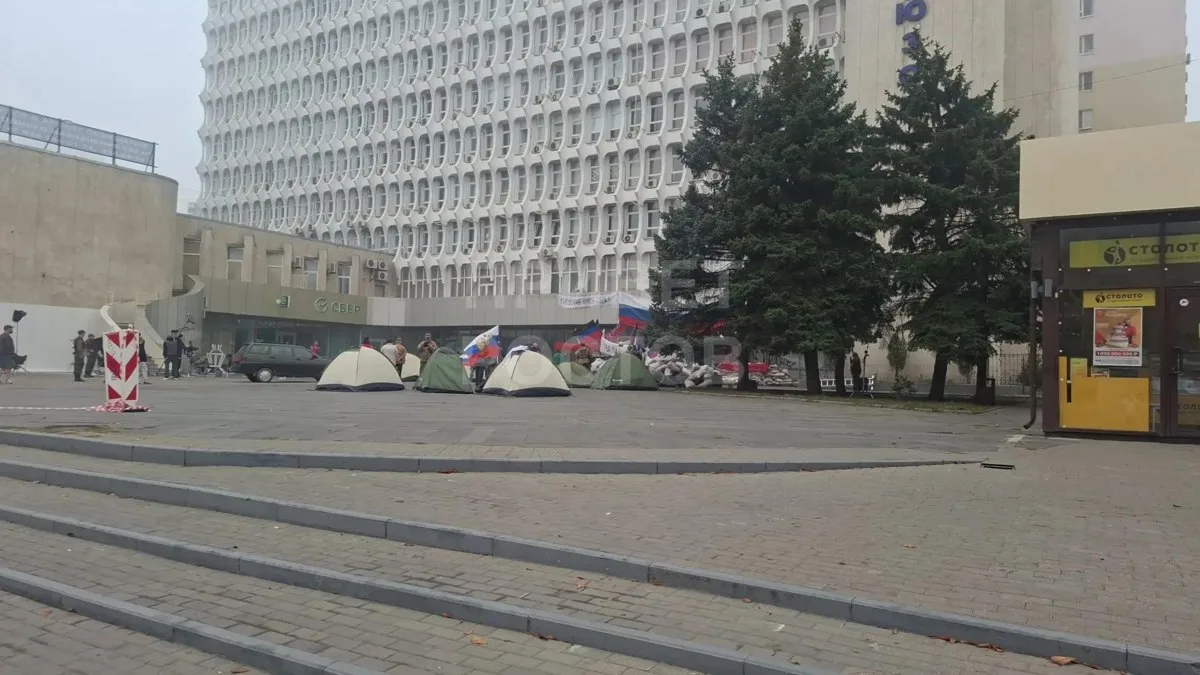 В центре Ростова прямо сейчас, похоже, снимают кино. Вот такая обстановка у дома Профсо...