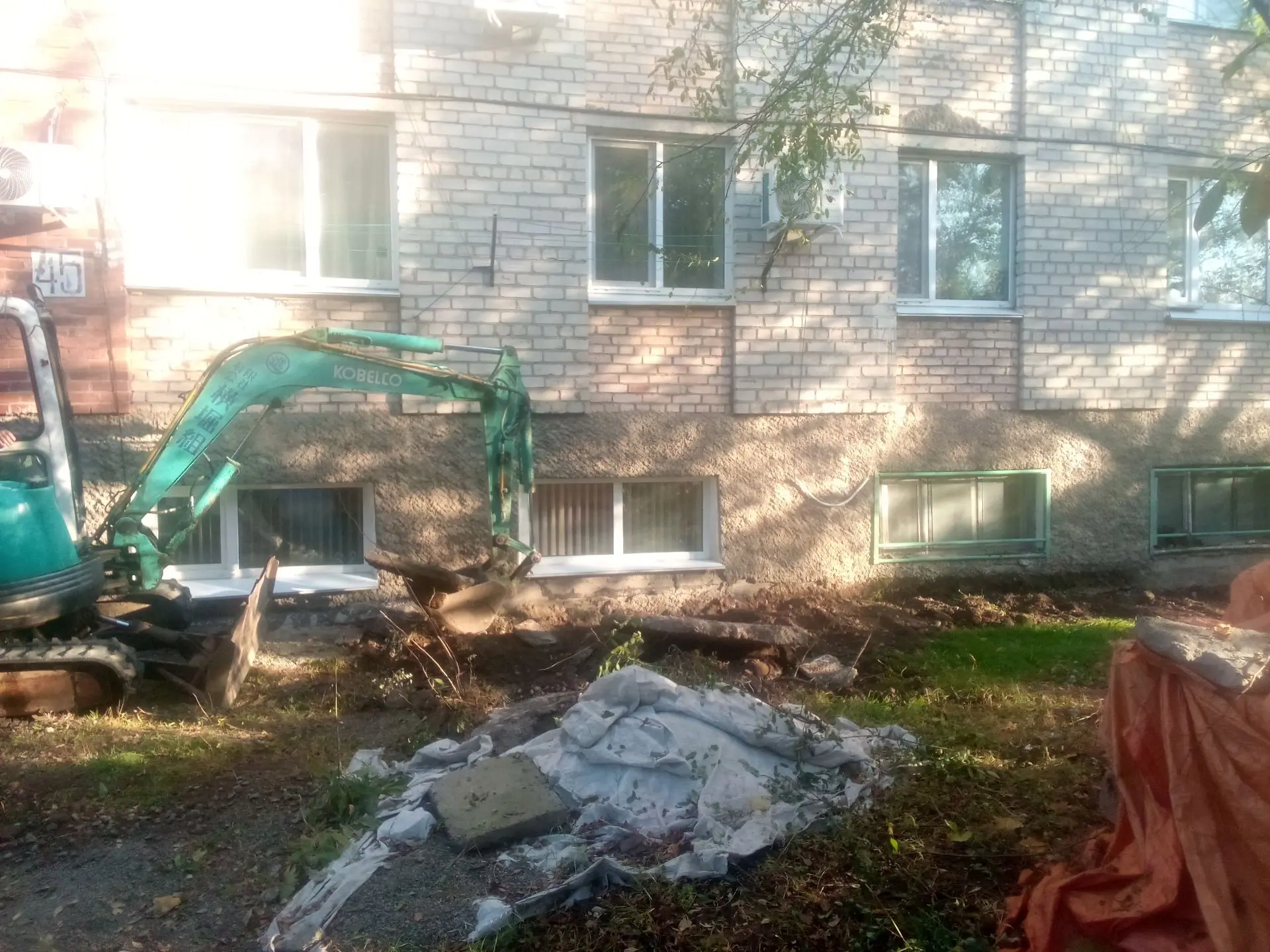 Производятся работы по замене отмостки у дома по адресу ул. Фрунзе, 45