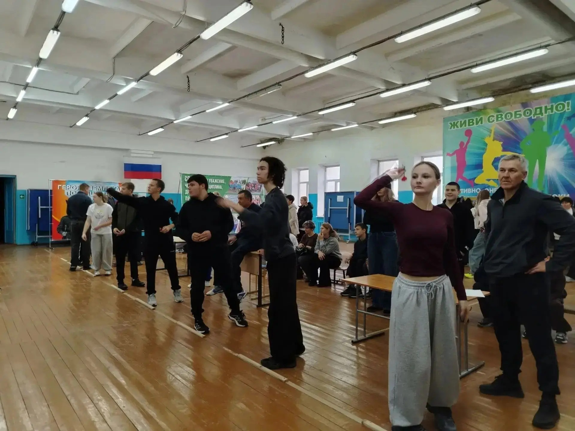 В Большеречье прошёл турнир по дартсу среди школьников, посвящённый памяти Героев-земля...