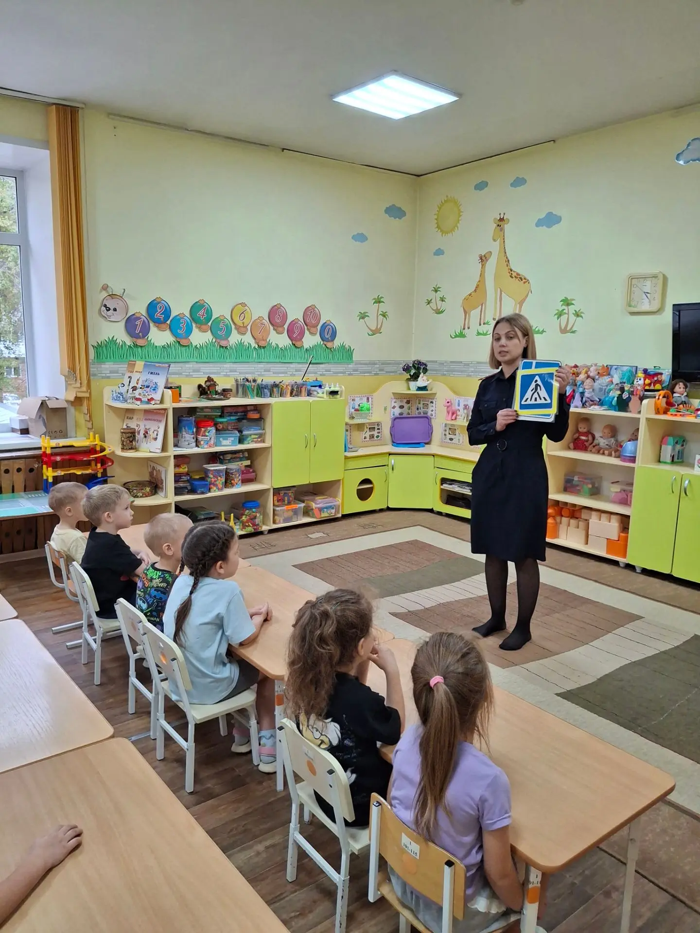 🚦 Профилактическая встреча по безопасности дорожного движения в группе «Почемучки».