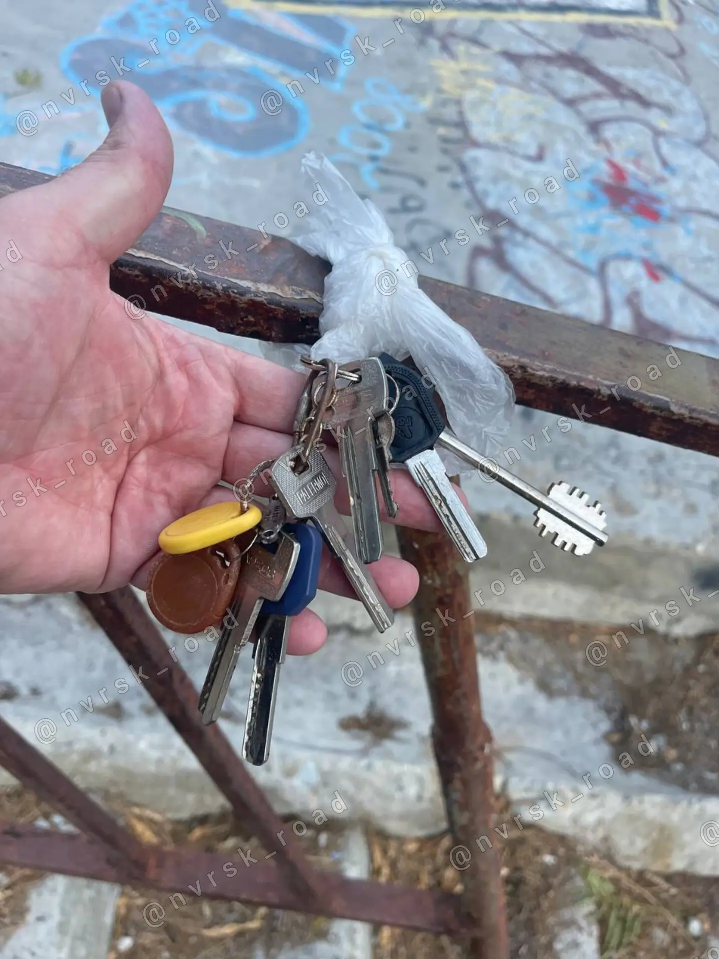 Кто потерял ключи, висят  на лестнице Мысхако.