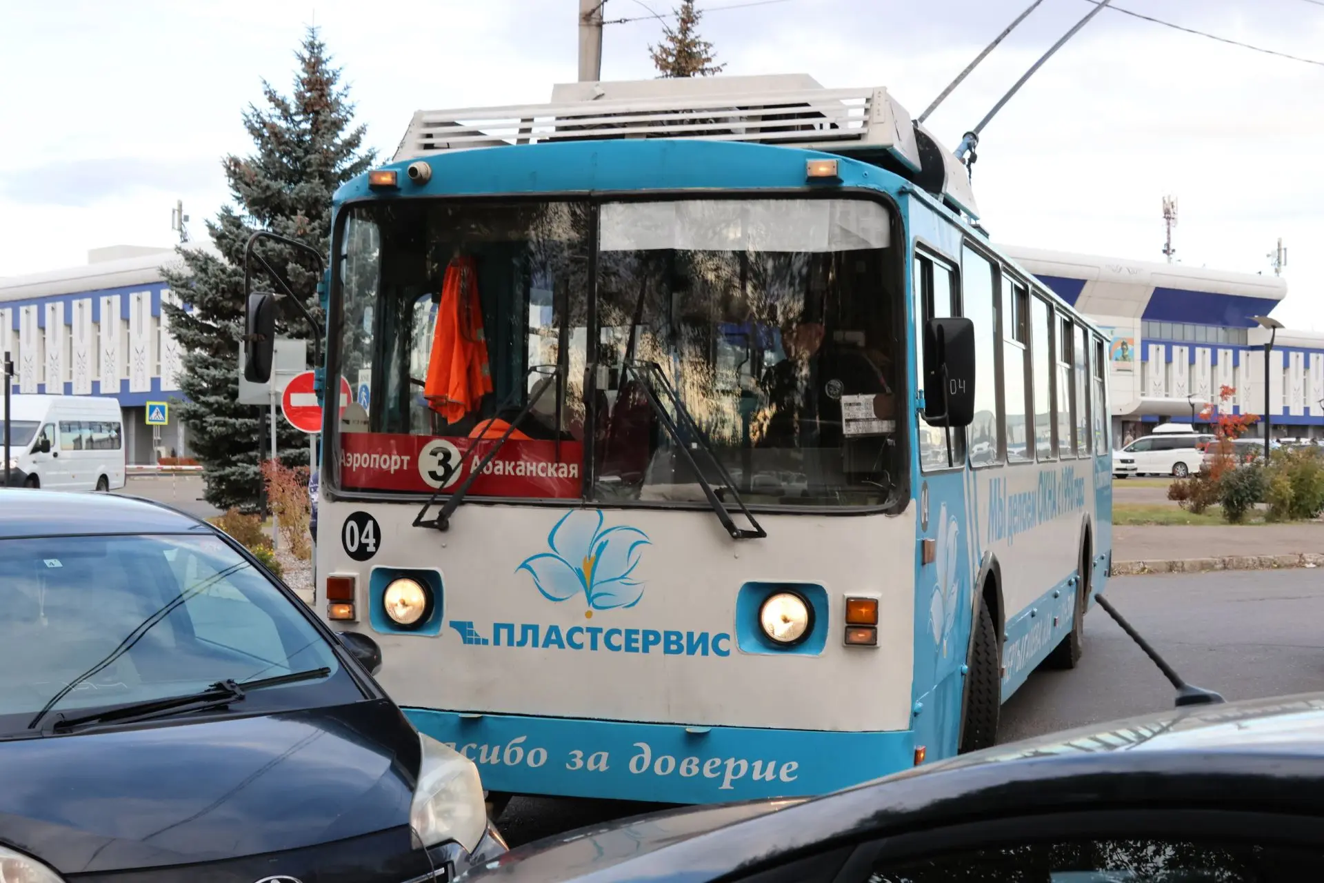 Драма на повороте: почему троллейбусы «застревают» в аэропорту Абакана