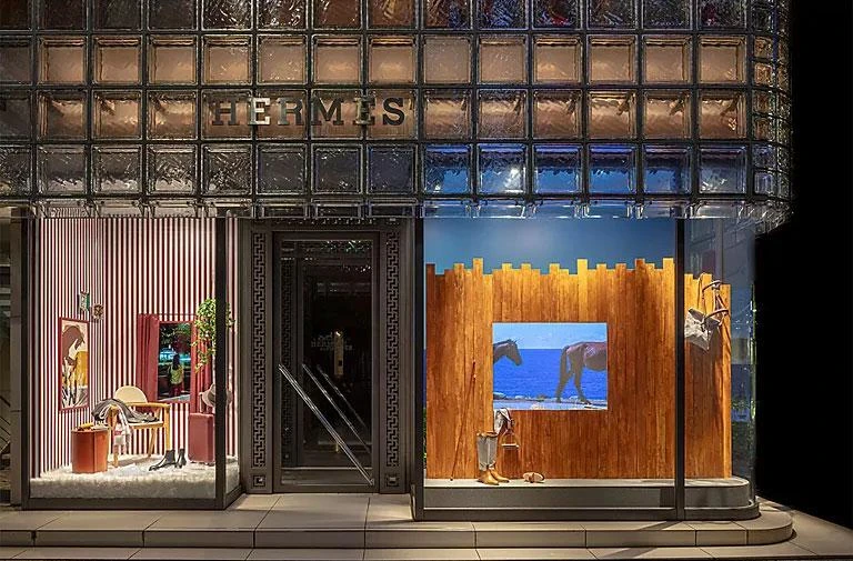 Осенние витрины Дома Hermès в Токио 🇯🇵 были созданы художницей Мичико Цудой. Художниц...