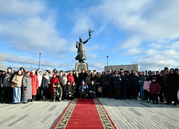🤱🏻🌹 В Якутске возложили цветы к памятнику Матери