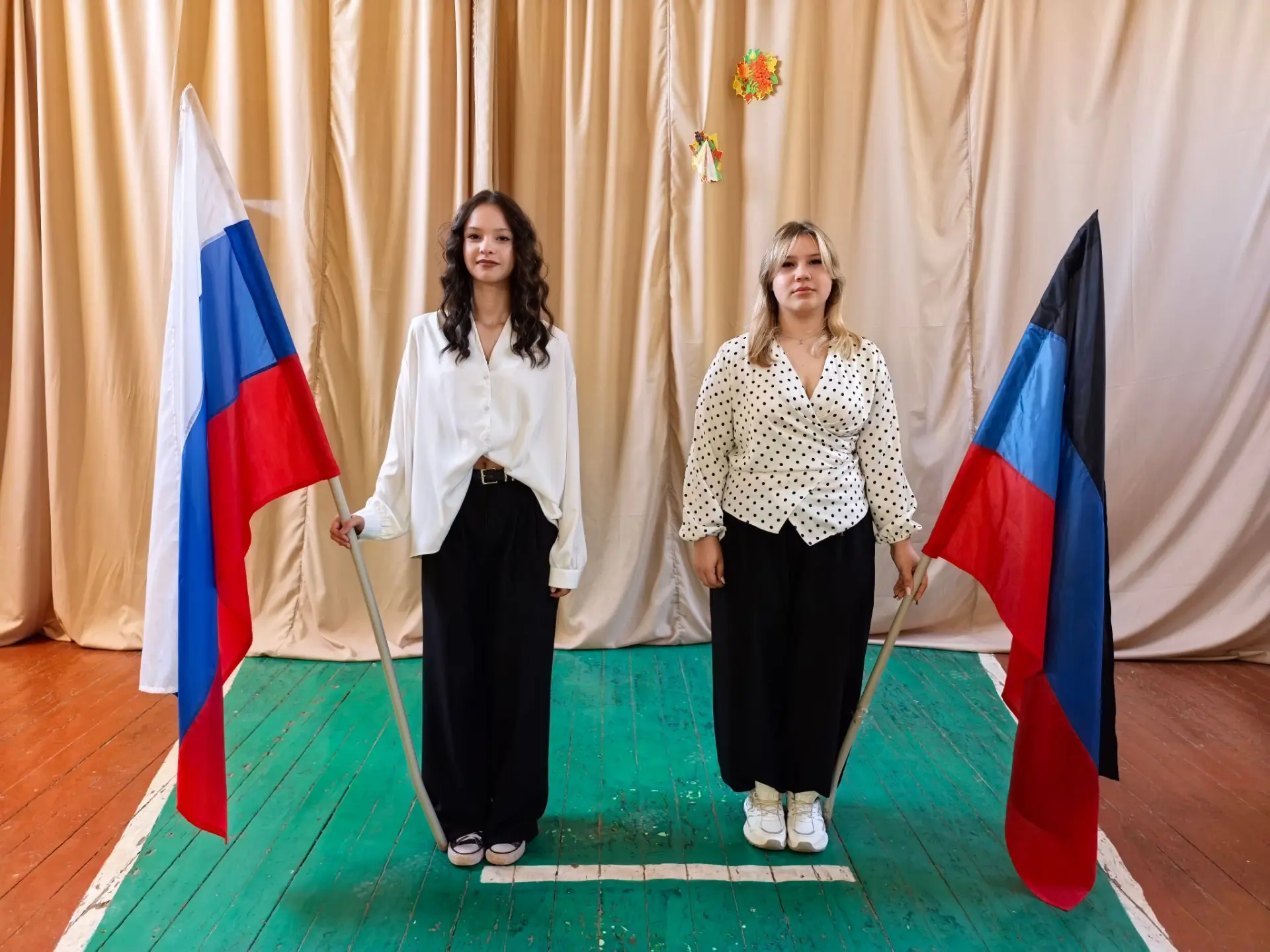 🇷🇺Традиционная церемония выноса флага Российской Федерации и флага Донецкой Народной ...