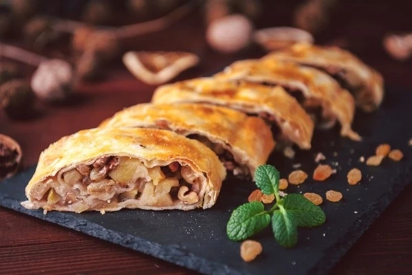 МОНАСТЫРСКАЯ КУХНЯ: ПОСТНЫЙ РУЛЕТ С ЯБЛОКОМ