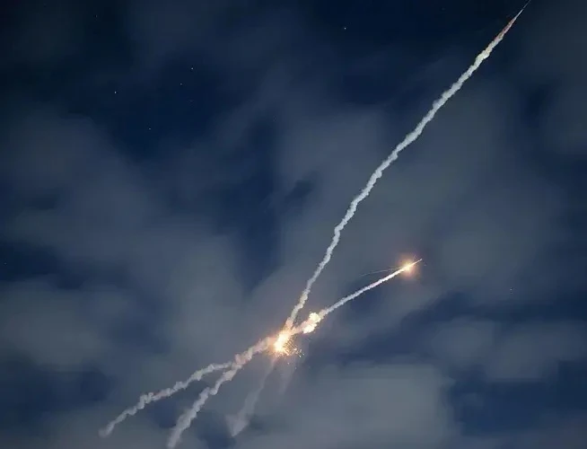 В Батайске из‑за ночной атаки повреждены пять автомобилей, магазин «Магнит» и частные дома
