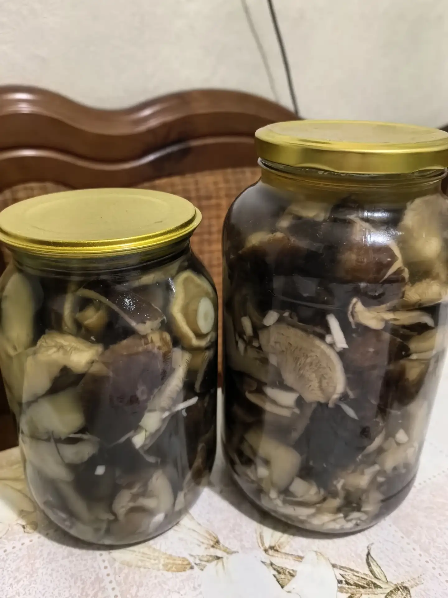 Продам грибы домашнего приготовления. Тёмные грибы- это тополиная рядовка, а светлые гр...