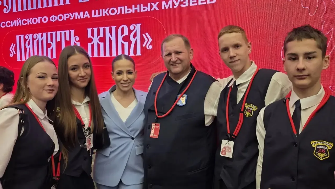 Ученики 9 класса школы №26 вместе с советником директора по воспитанию Сергеем Шакировы...