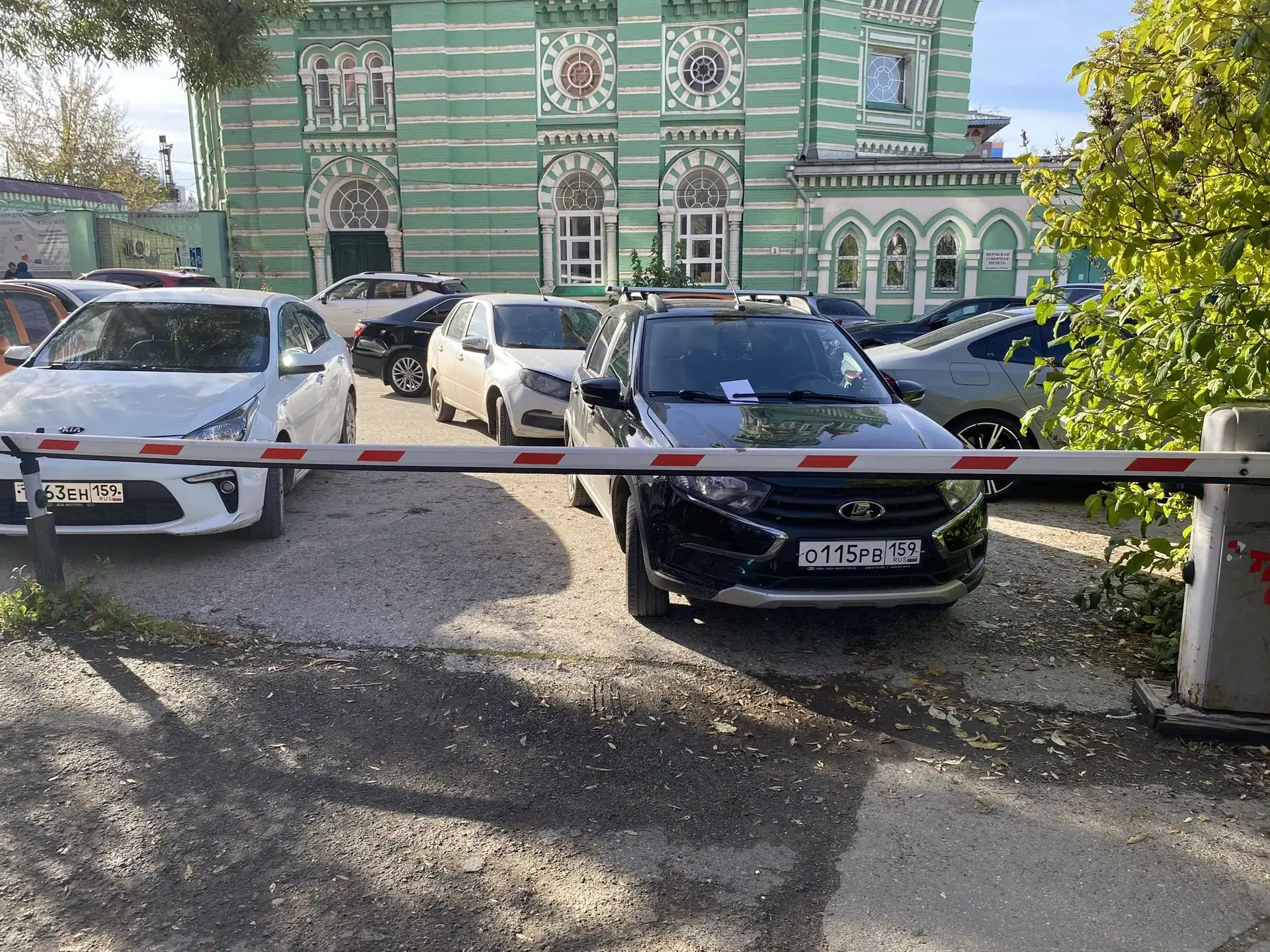Перекрывают выезд/въезд на парковку жилого дома каждую пятницу по ул.Осинская, игнориру...