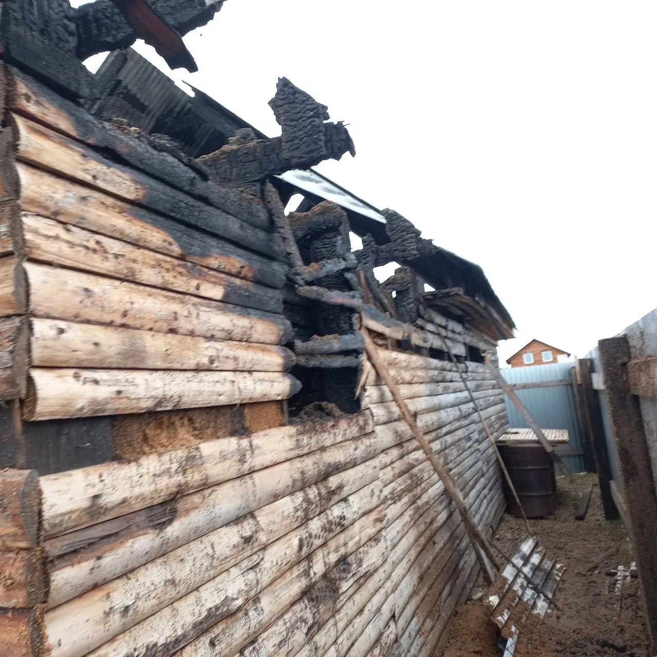 В Усольском районе жилой дом загорелся из-за возможного замыкания проводки