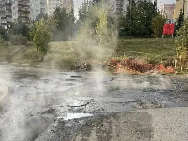 На бульваре Измайлова около дома 25 прорыв горячей воды