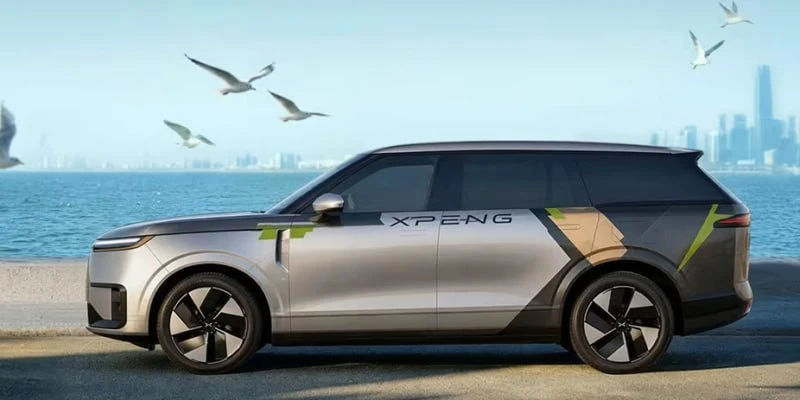 9 октября Xpeng сообщила о запуске сервиса роботакси Yoyo в Гуанчжоу. Автомобиль на баз...