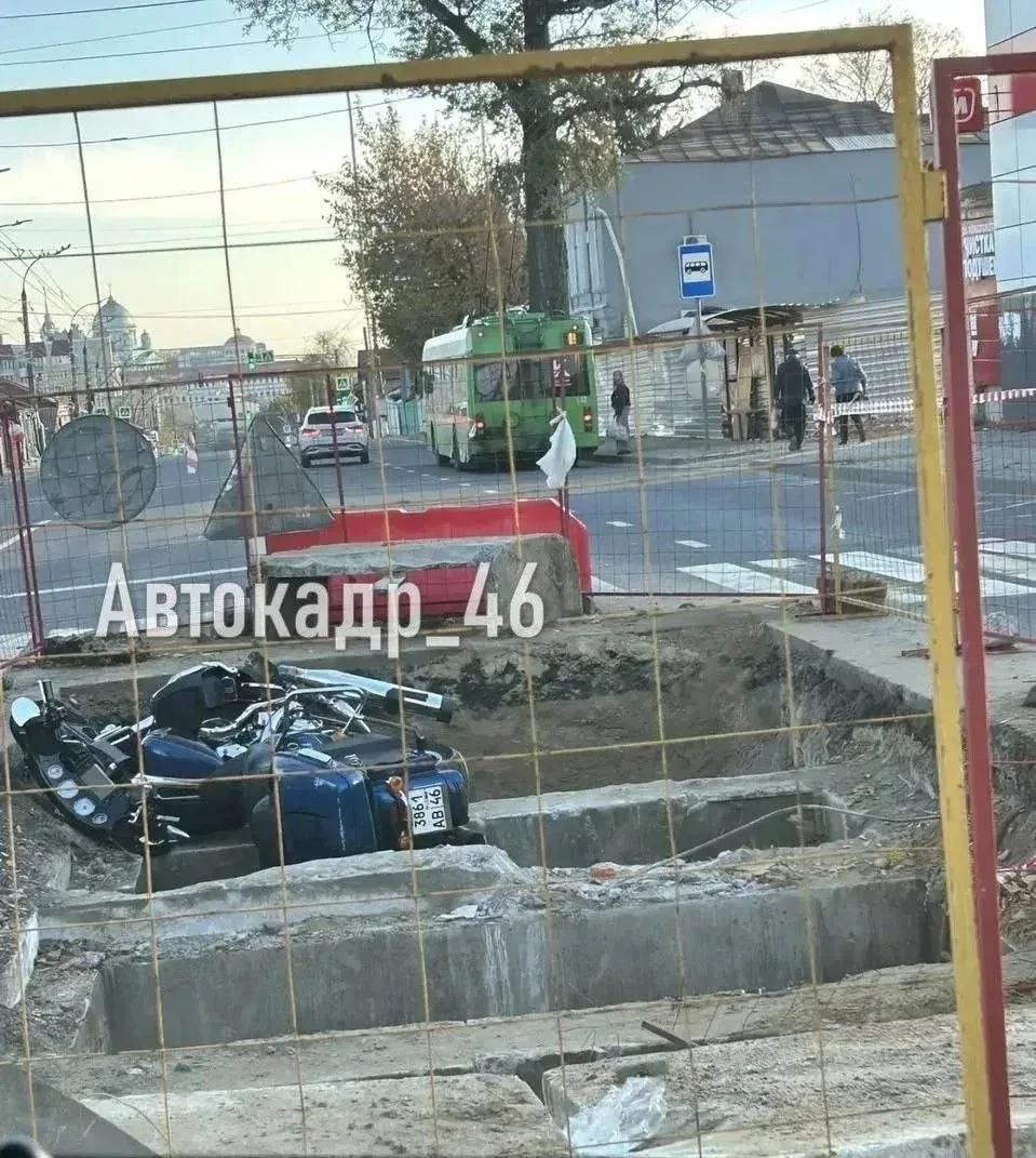 🚗 Мотоциклист врезался в ограждение у разрытия в Курске