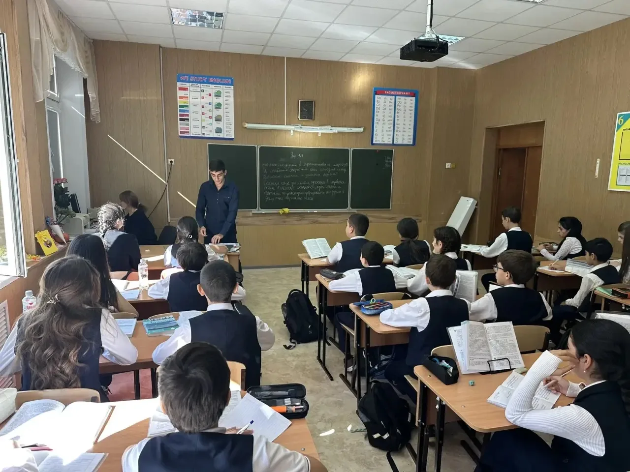 💫В честь Дня учителя наша школа на один день поменяла привычные роли: старшеклассники ...