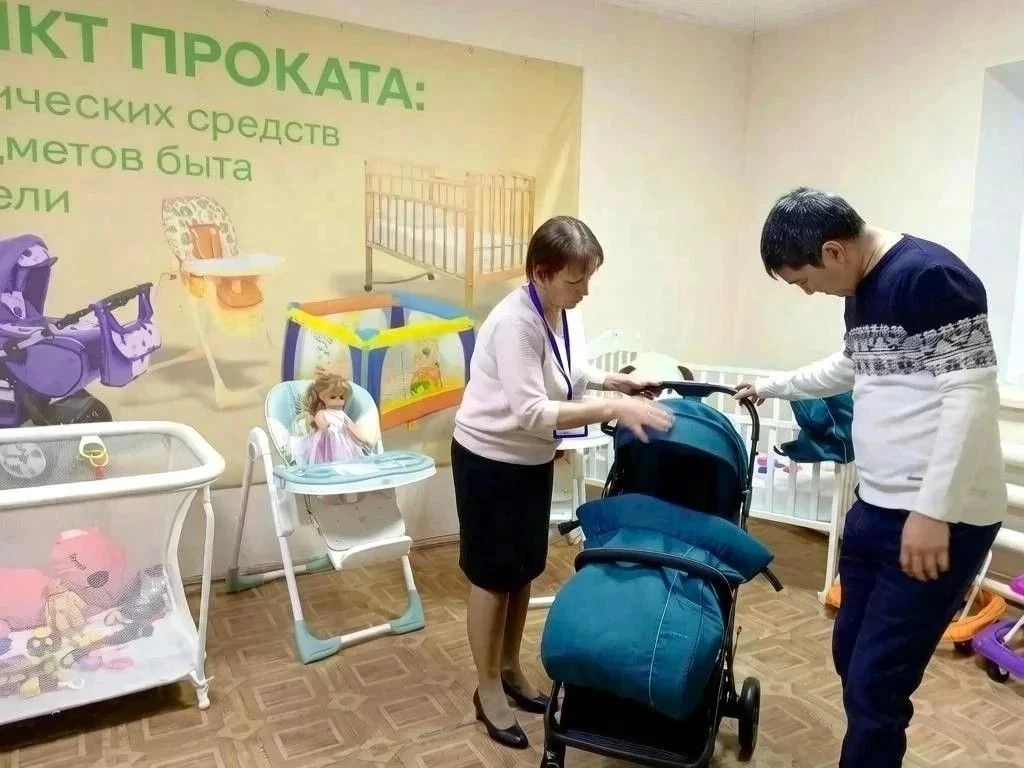 Более 800 саратовских семей воспользовались пунктами проката детских вещей