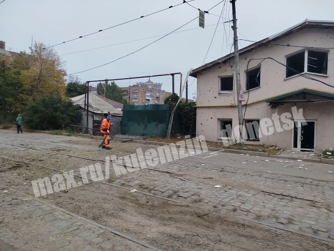 ✅ В центре Донецка коммунальщики приступили к ликвидации последствий ночной атаки БПЛА