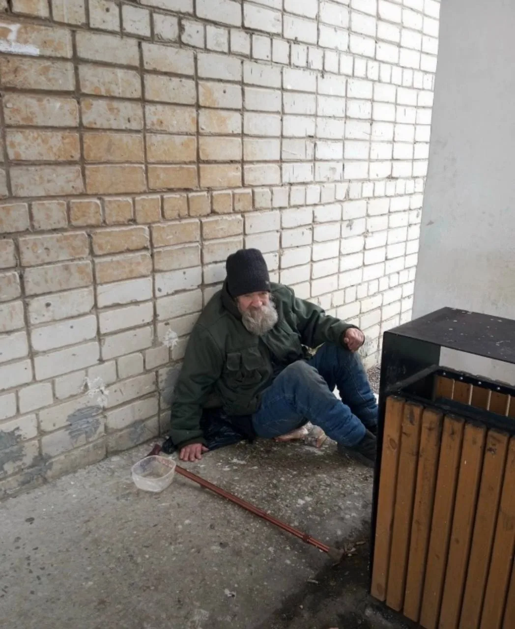 Мужчина не может передвигаться у приёмного покоя в Абрамово