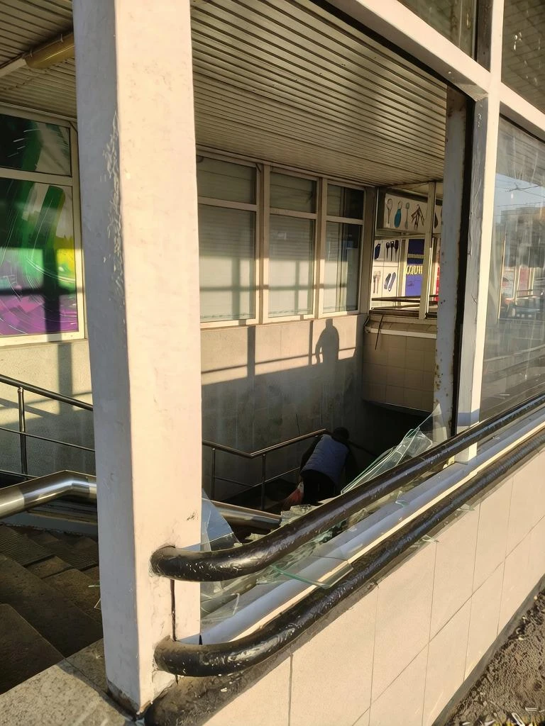 🤬Вандалы разбили стекла на остановке "Спортивная"