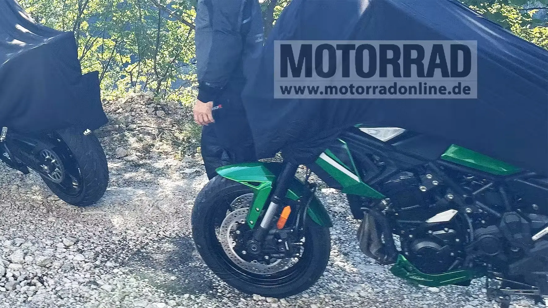 Похоже, Kawasaki действительно готовит новый Versys 900. Компания опубликовала короткий...