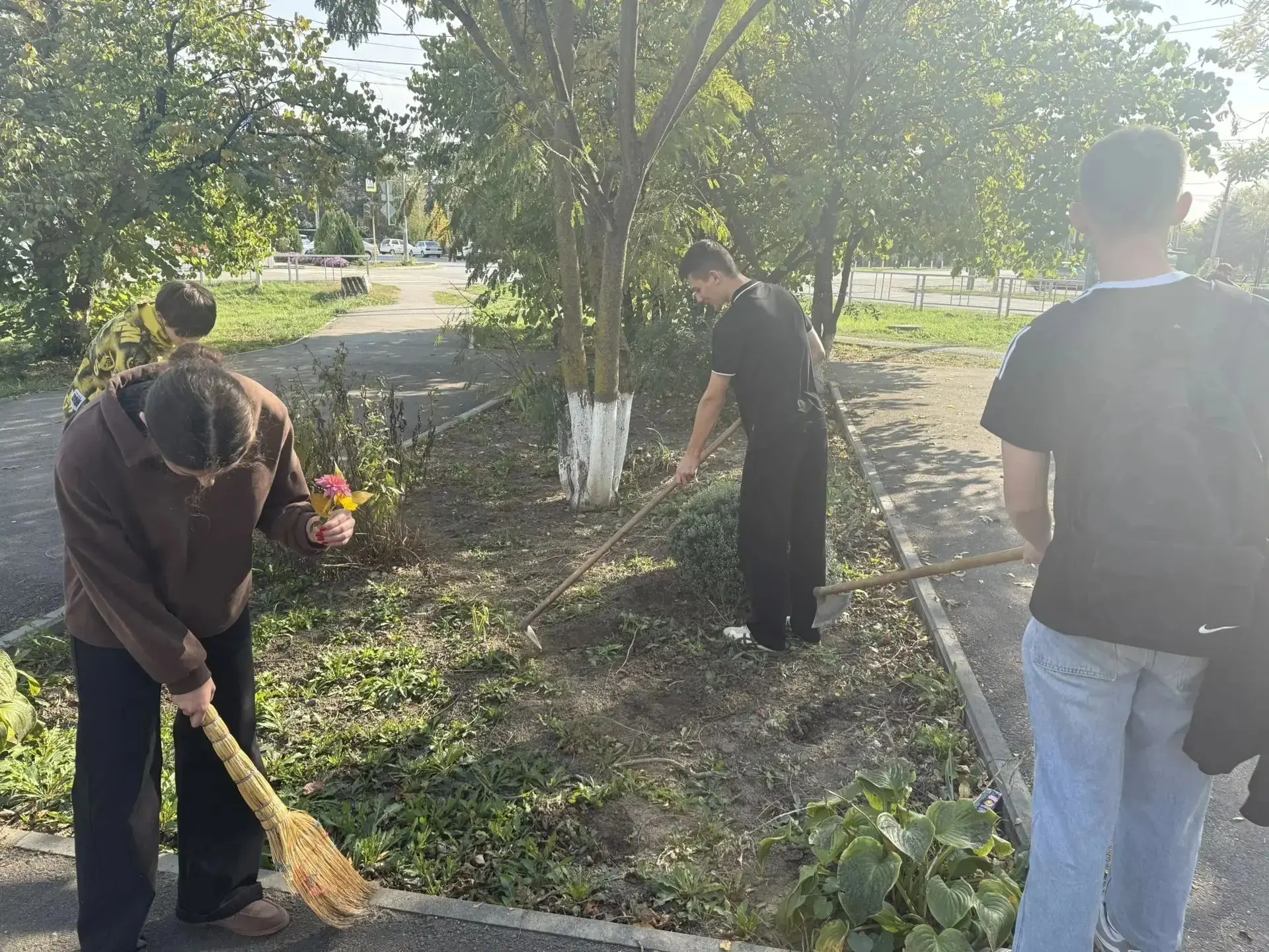 Сегодня 10 "А" работал на клумбе, прикрепленной за классом