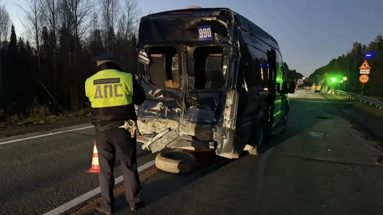 На трассе под Новой Лялей столкнулись два рейсовых автобуса, пять человек пострадали