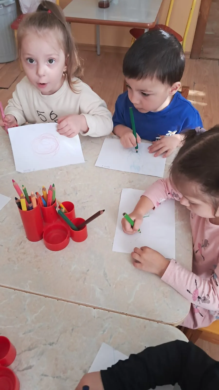 🧶 Как же весело сегодня было у ребят в младшей «Б» группе! 👶 На нашем занятии по рисо...